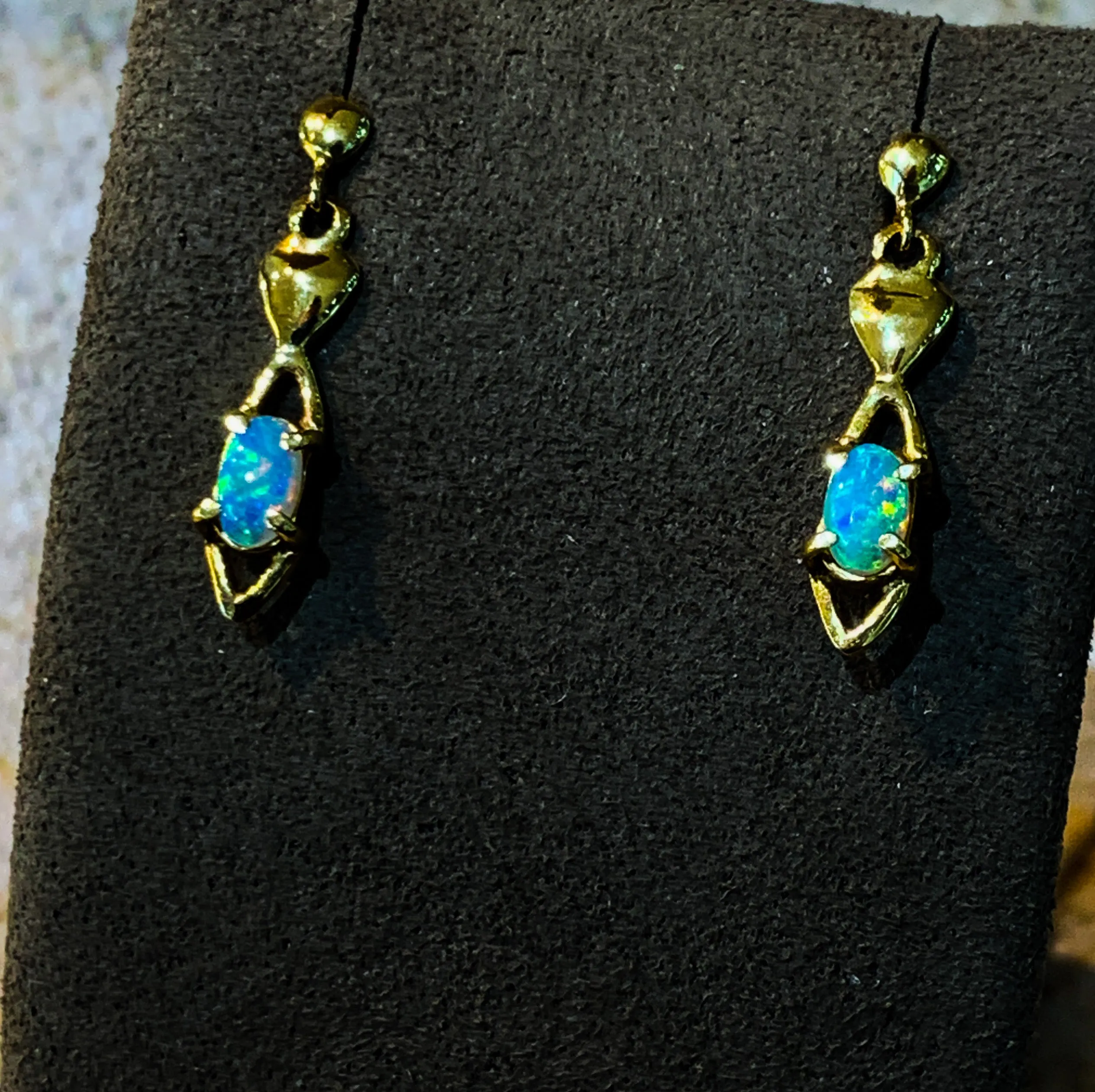18kt Yellow Gold drop earrings with Crystal Opal 5x3mm