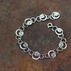 Spiral in a Circle - Hammered links chain bracelet, Sterling silver