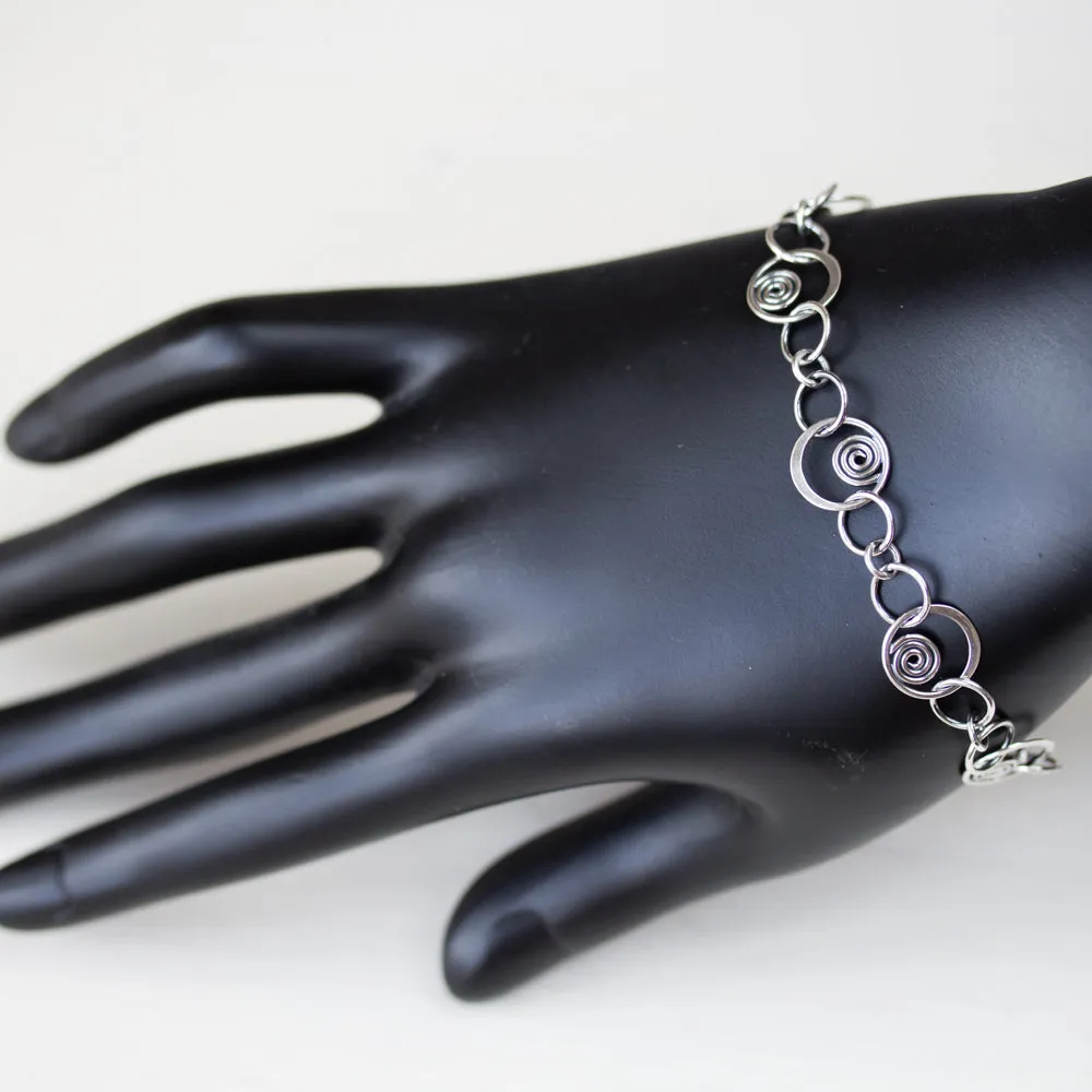 Spiral in a Circle - Hammered links chain bracelet, Sterling silver
