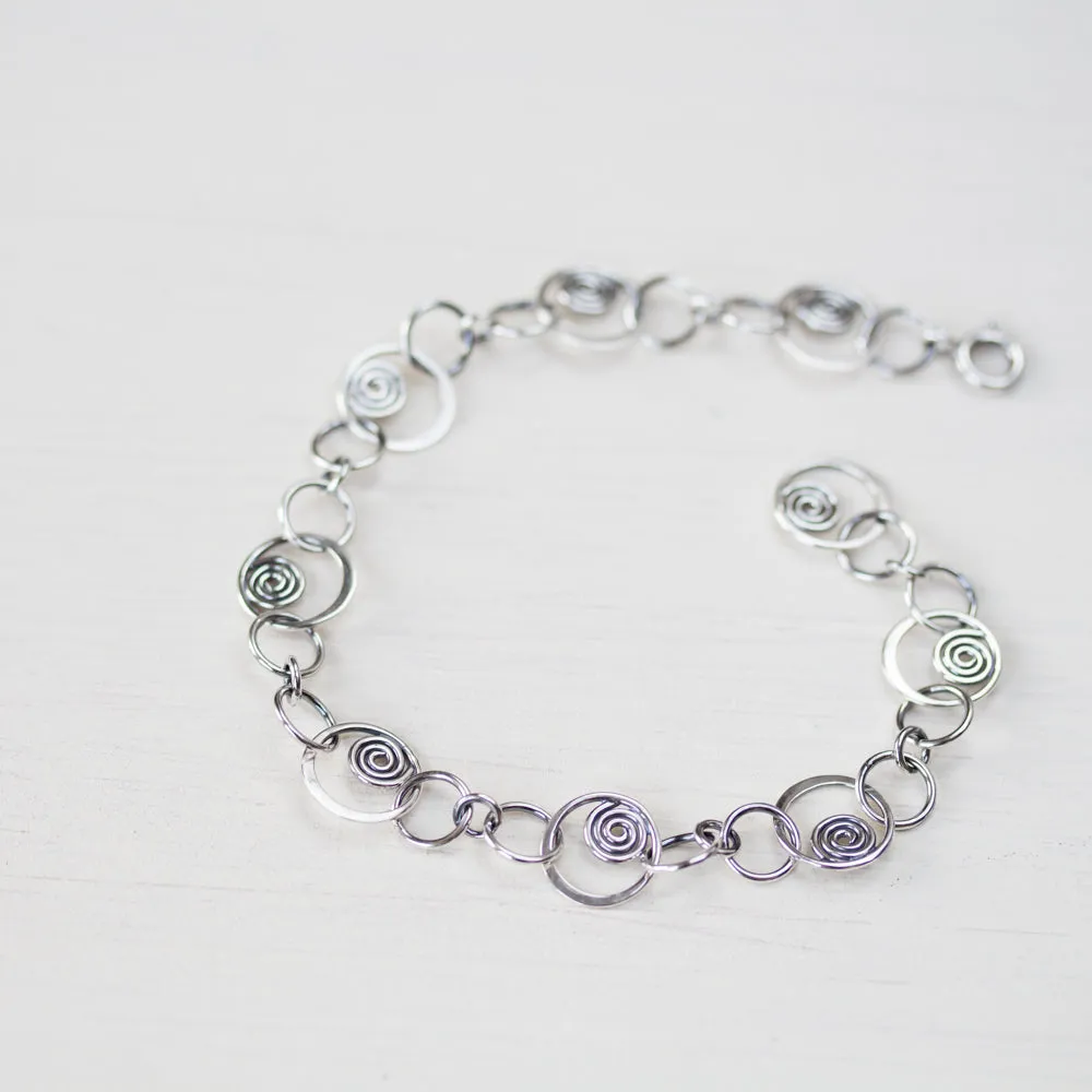 Spiral in a Circle - Hammered links chain bracelet, Sterling silver