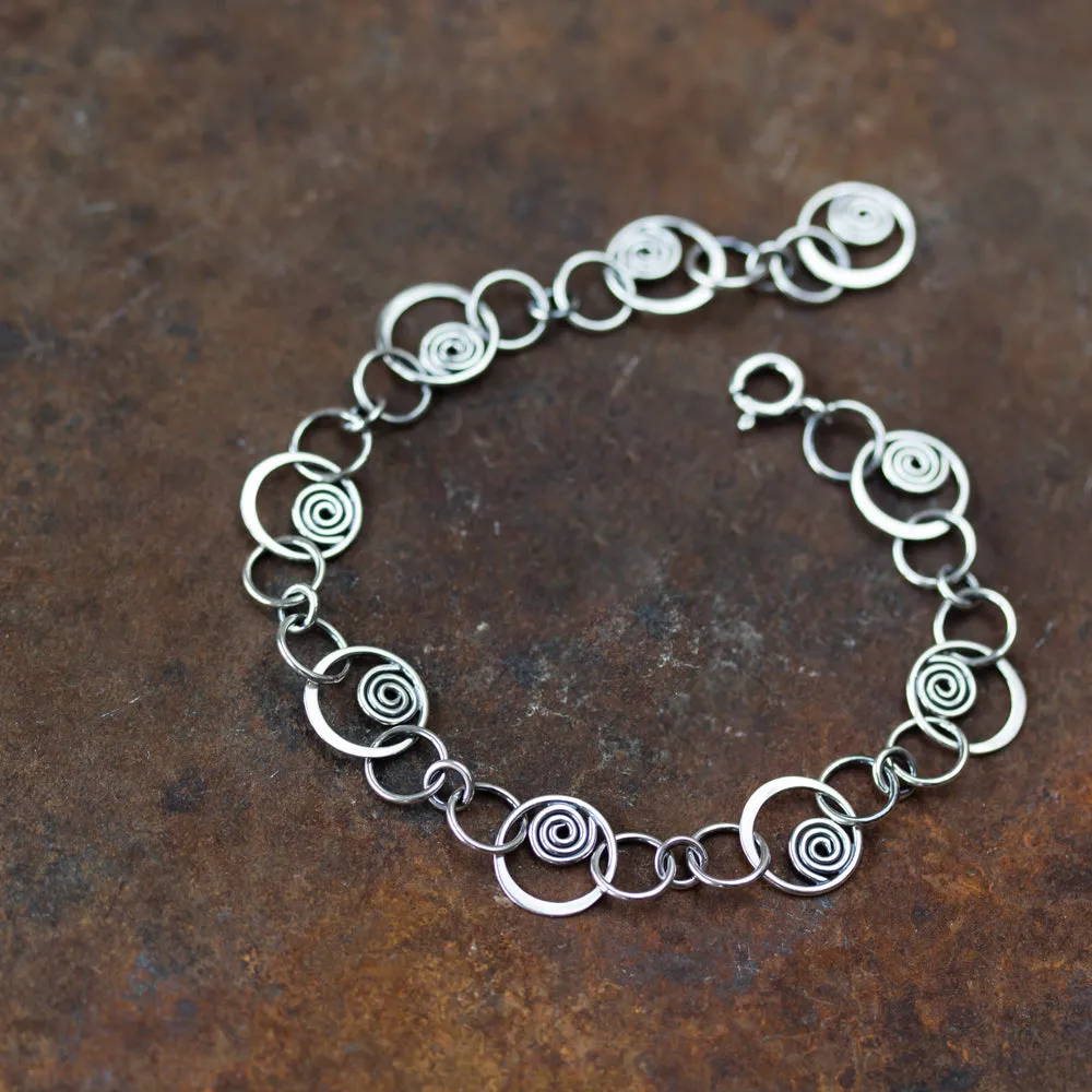 Spiral in a Circle - Hammered links chain bracelet, Sterling silver