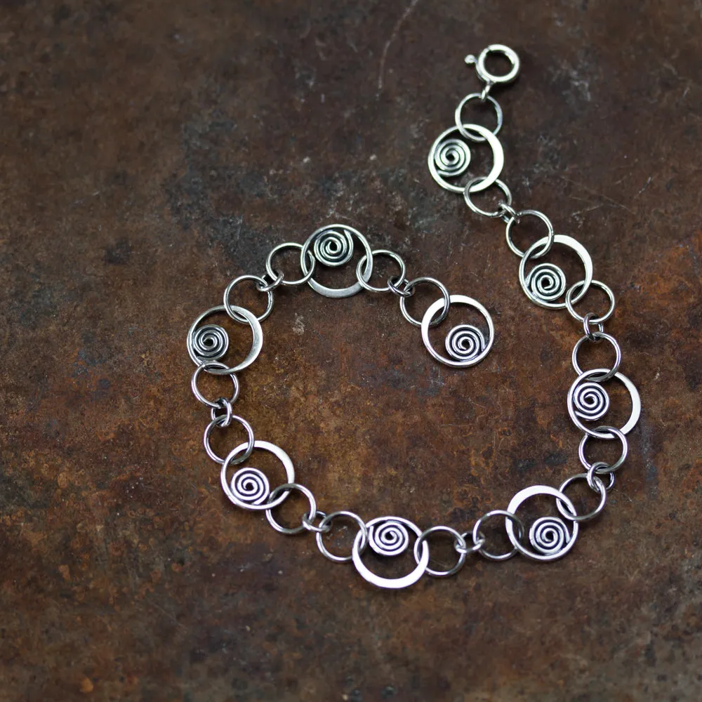 Spiral in a Circle - Hammered links chain bracelet, Sterling silver