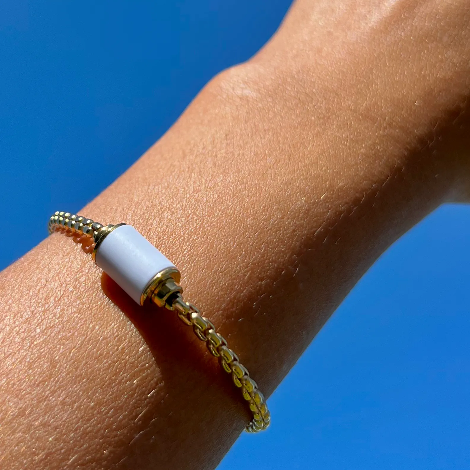 THALASSA YELLOW GOLD CHAIN WHITE CHIP MAGNET